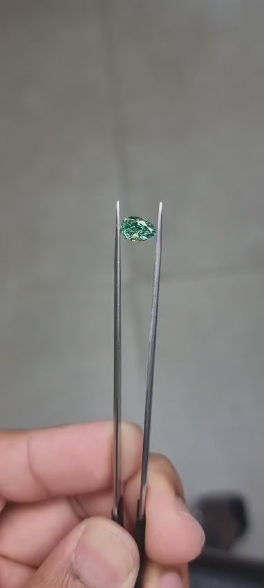 IGI LG720546226 : Pear 1ct Fancy Vivid Green VS2 VG VG None